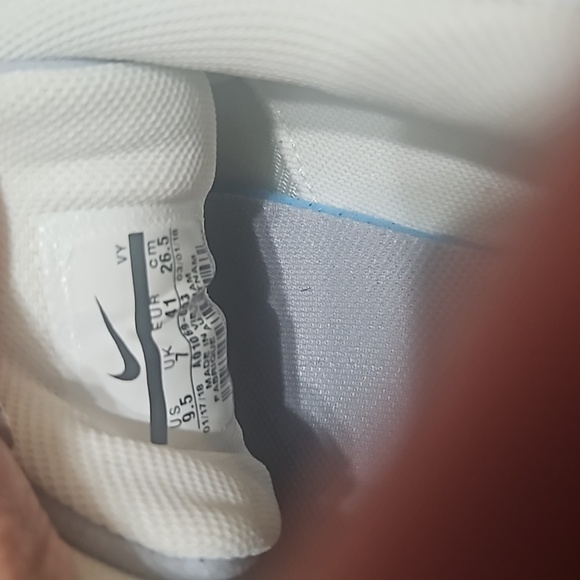 NIKE sneakers, size 9.5. Euc - Picture 6 of 14